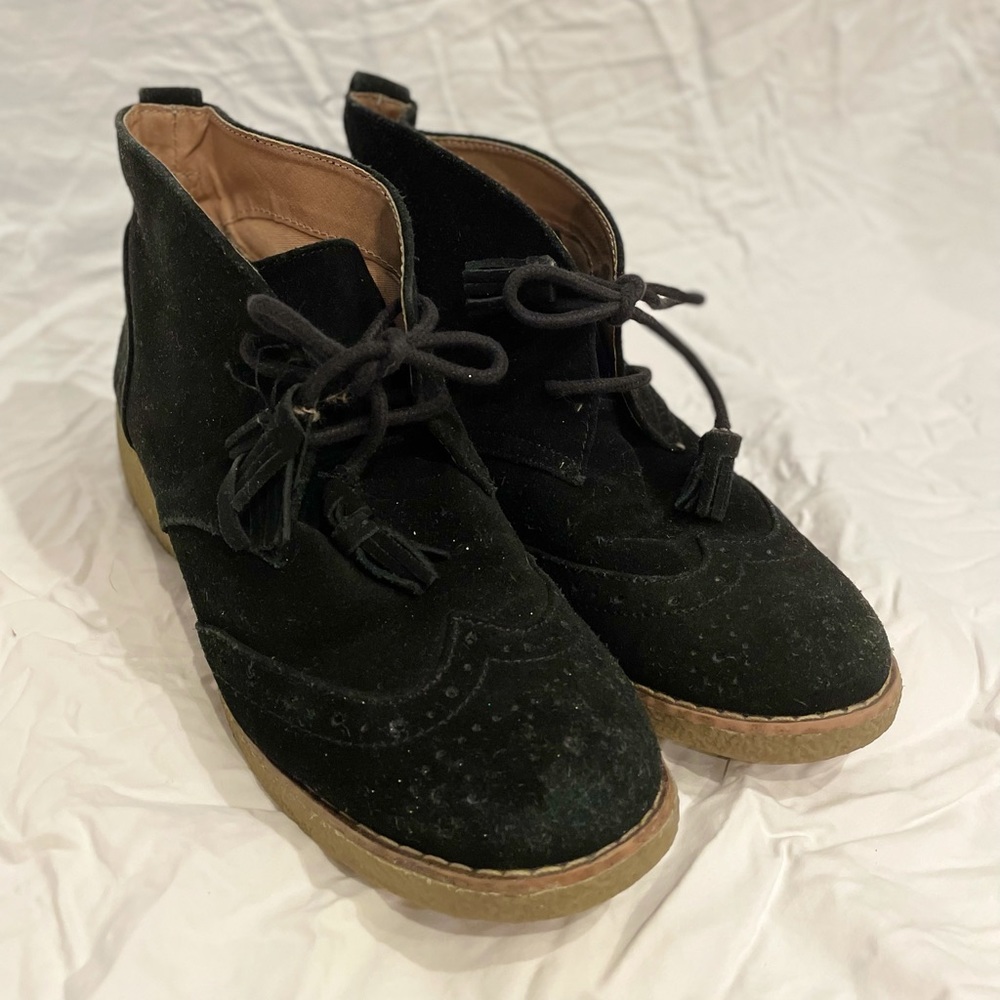 LAND’S END suede boots.